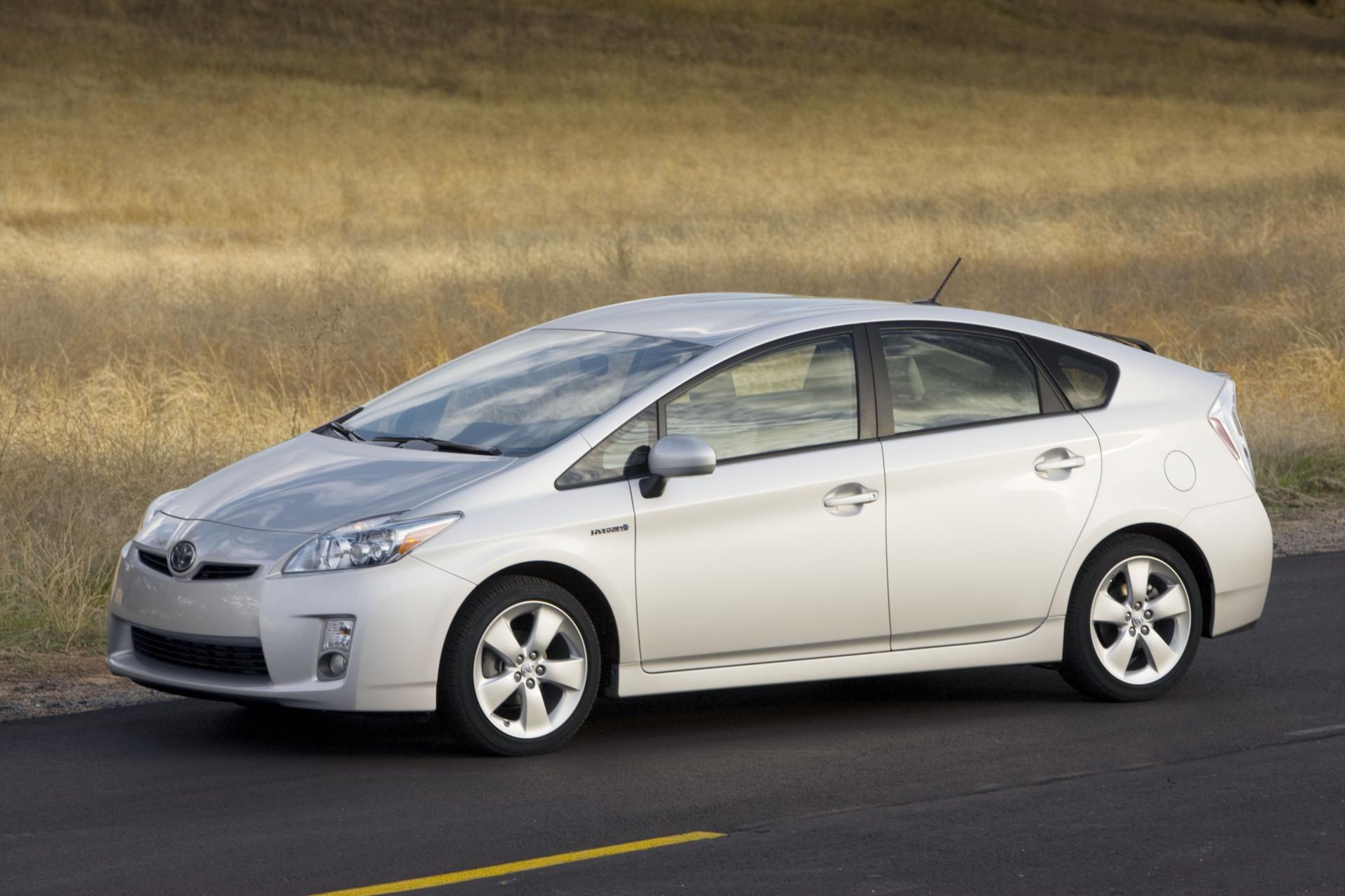 What Kind of Oil Does a 2010 Toyota Prius Take? Oil Capacity, Change ...