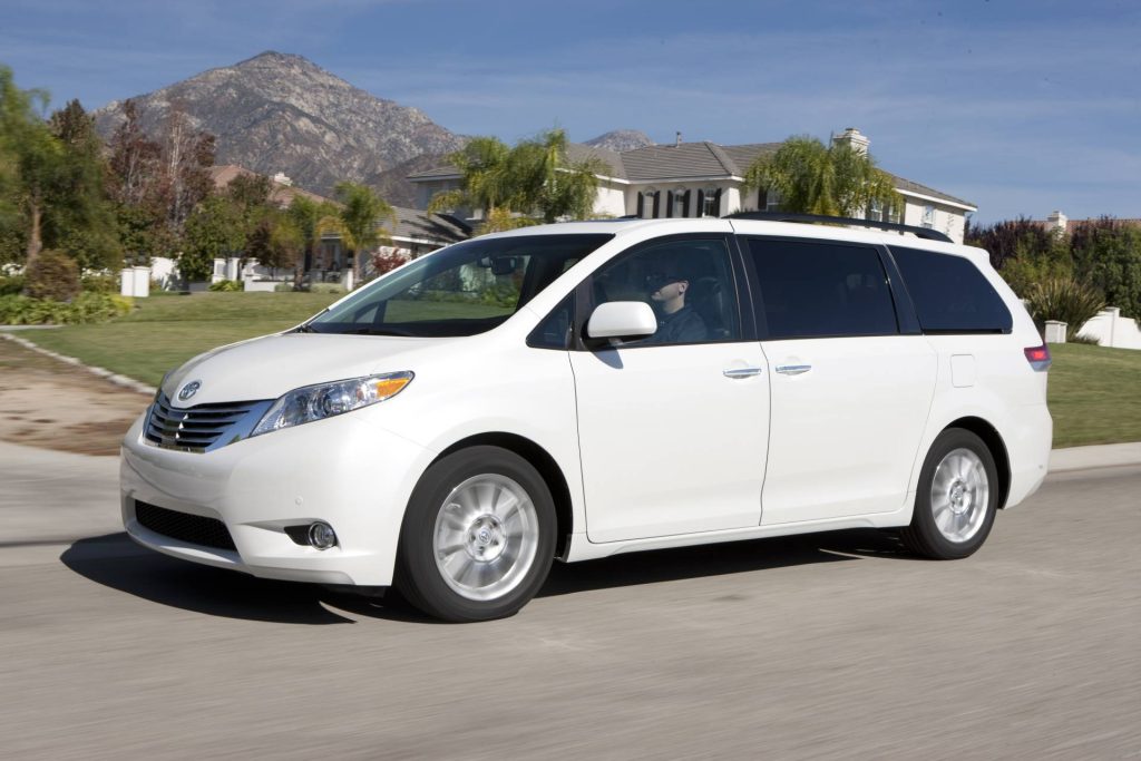 What Kind of Oil Does a 2013 Toyota Sienna Take? Oil Capacity, Change ...